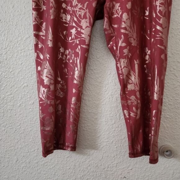 Fabletics Define Powerhold Mid-Rise Capris in Terracotta Winding Vine Size 1X - Picture 3 of 7